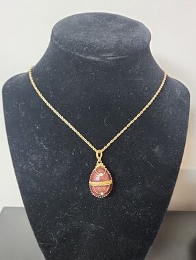 VINTAGE COCOA BROWN ENAMEL & GOLD TONE RUSSIAN STYLE EGG PENDANT N517